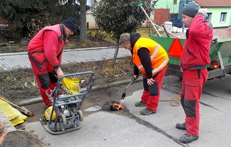 Služby města * Oprava výtluků na ulici Dlouhá