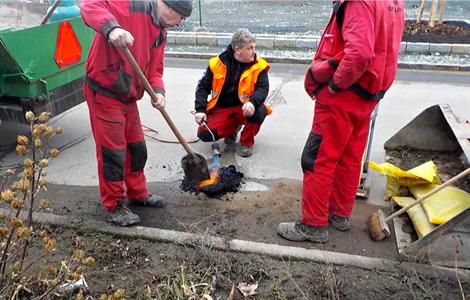 Služby města * Oprava výtluků na ulici Dlouhá