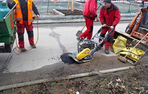 Služby města * Oprava výtluků na ulici Dlouhá