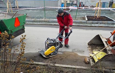 Služby města * Oprava výtluků na ulici Dlouhá
