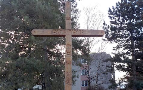 Služby města * Dřevěný kříž sv. Misie na ulici Dlouhá po celkové renovaci