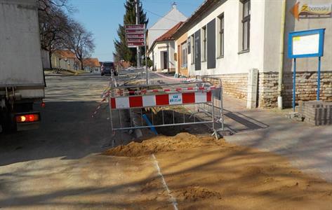 Služby města * Rekonstrukce vodovodního řadu u základní školy