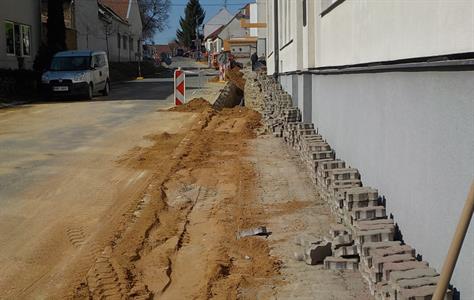 Služby města * Rekonstrukce vodovodního řadu u základní školy