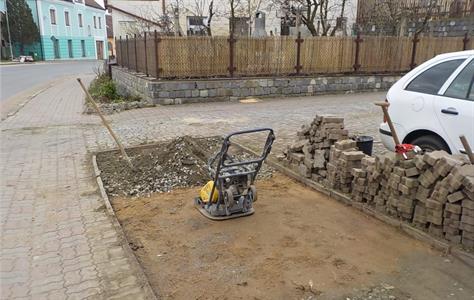 Služby města * budování stání pro kontejnery a odstavného parkoviště 