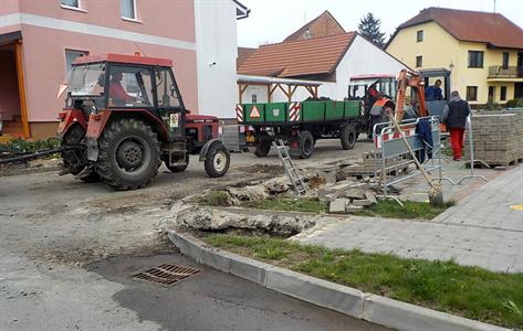 Služby města * Zahájení rekonstrukce vodovodního řadu na ulici Trávníky