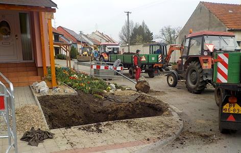 Služby města * Zahájení rekonstrukce vodovodního řadu na ulici Trávníky