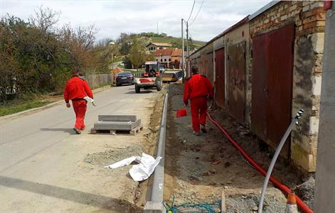 Služby města * Budování nového povrchu před garážemi na ulici Pod Břehy