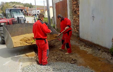 Služby města * Budování nového povrchu před garážemi na ulici Pod Břehy