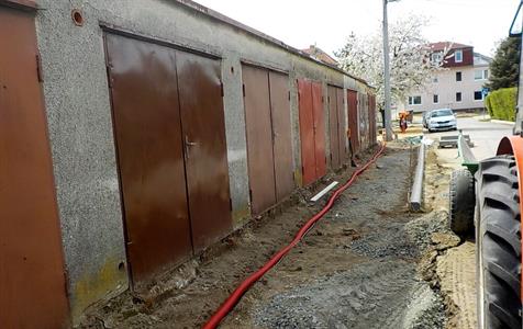 Služby města * Budování nového povrchu před garážemi na ulici Pod Břehy