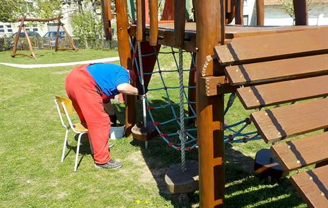 Služby města * Příprava zahrady mateřské školy na letní sezónu