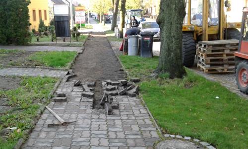 Služby města * Zahájení rekonstrukce chodníku na ulici Hlavní