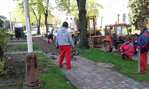 Služby města * Zahájení rekonstrukce chodníku na ulici Hlavní