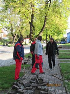 Služby města * Zahájení rekonstrukce chodníku na ulici Hlavní