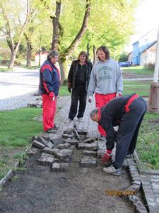 Služby města * Zahájení rekonstrukce chodníku na ulici Hlavní