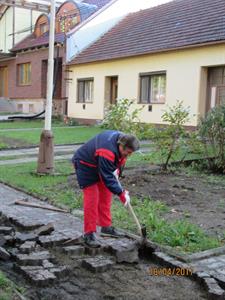 Služby města * Zahájení rekonstrukce chodníku na ulici Hlavní