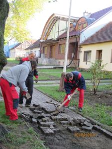 Služby města * Zahájení rekonstrukce chodníku na ulici Hlavní