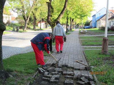 Služby města * Zahájení rekonstrukce chodníku na ulici Hlavní