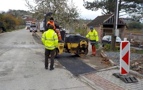 Služby města * Pokládání asfaltu před garážemi na ulici Pod Břehy