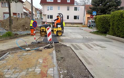 Služby města * Pokládání asfaltu před garážemi na ulici Pod Břehy