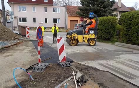Služby města * Pokládání asfaltu před garážemi na ulici Pod Břehy