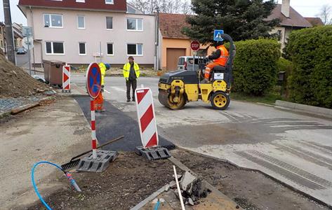 Služby města * Pokládání asfaltu před garážemi na ulici Pod Břehy