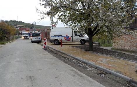 Služby města * Pokládání asfaltu před garážemi na ulici Pod Břehy