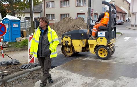 Služby města * Pokládání asfaltu před garážemi na ulici Pod Břehy