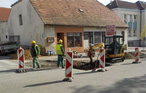 Služby města * Oprava plynové přípojky před prodejnou Hospodářských potřeb