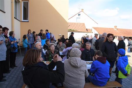 Farnost * Slavnostní otevření nového ORANŽOVÉHO HŘIŠTĚ s podporou nadace ČEZ