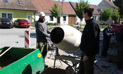 SDH * Svátek práce oslavili hasiči prací před zbrojnicí 