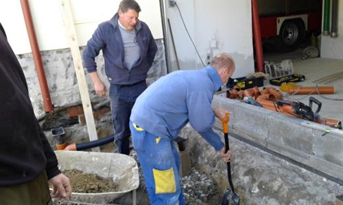 SDH * Svátek práce oslavili hasiči prací před zbrojnicí 