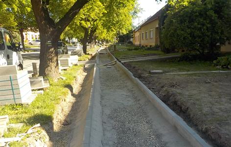 Služby města * Stavba chodníku pokračuje 