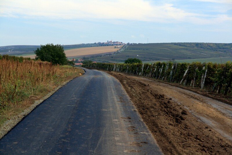 Položení povrchu na novou cyklostezku Velké Pavlovice - Bořetice