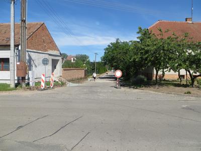 Služby města * Oprava chodníku v 