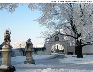 Sousoší Piety se sochou sv. Jana z Nepomuku