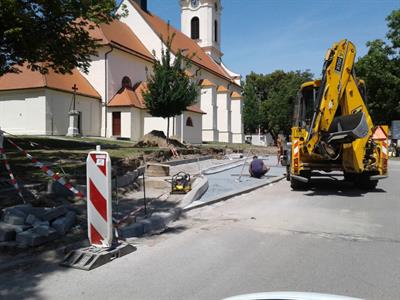 Služby města * V Bálkově uličce i u kostela panuje čilý stavební ruch