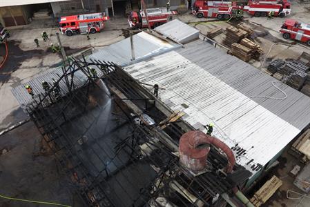 V Podivíně hořela střecha v areálu pily. Požár zaměstnal dvanáct jednotek hasičů