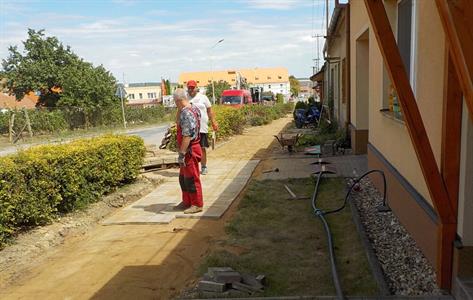 Služby města * Pokládka provizorní chodníkové dlažby na ulici Brněnská