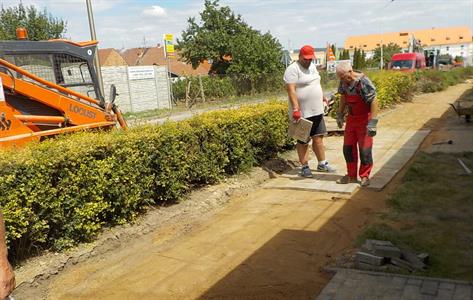 Služby města * Pokládka provizorní chodníkové dlažby na ulici Brněnská