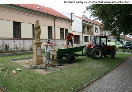 Socha svatého Josefa před velkopavlovickou farou