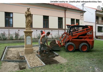 Socha svatého Josefa před velkopavlovickou farou