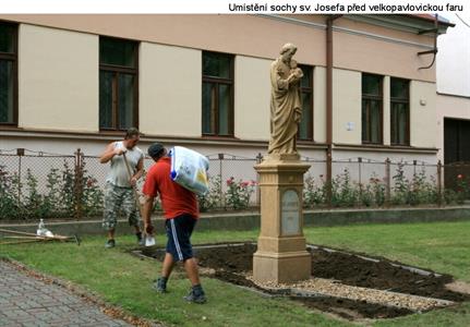 Socha svatého Josefa před velkopavlovickou farou