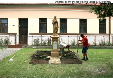 Socha svatého Josefa před velkopavlovickou farou