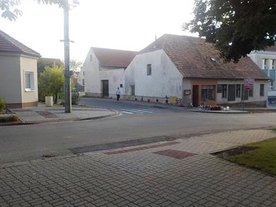 Komplikace při stavbě chodníku u ZŠ