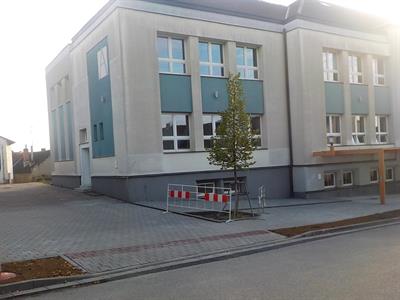 Komplikace při stavbě chodníku u ZŠ