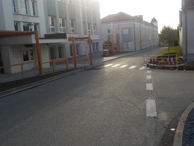 Komplikace při stavbě chodníku u ZŠ