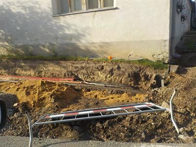 Komplikace při stavbě chodníku u ZŠ