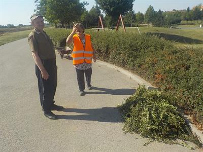 Služby města - O pořádek v relaxačním parku u zastávky pečují již dlouhá léta manželé Pinkasovi