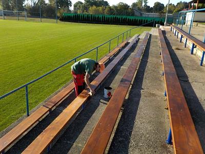 Služby města * Instalace nových laviček na tribunu stadionu TJ Slavoj