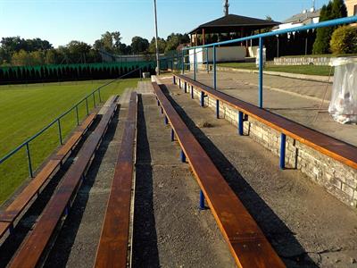 Služby města * Instalace nových laviček na tribunu stadionu TJ Slavoj